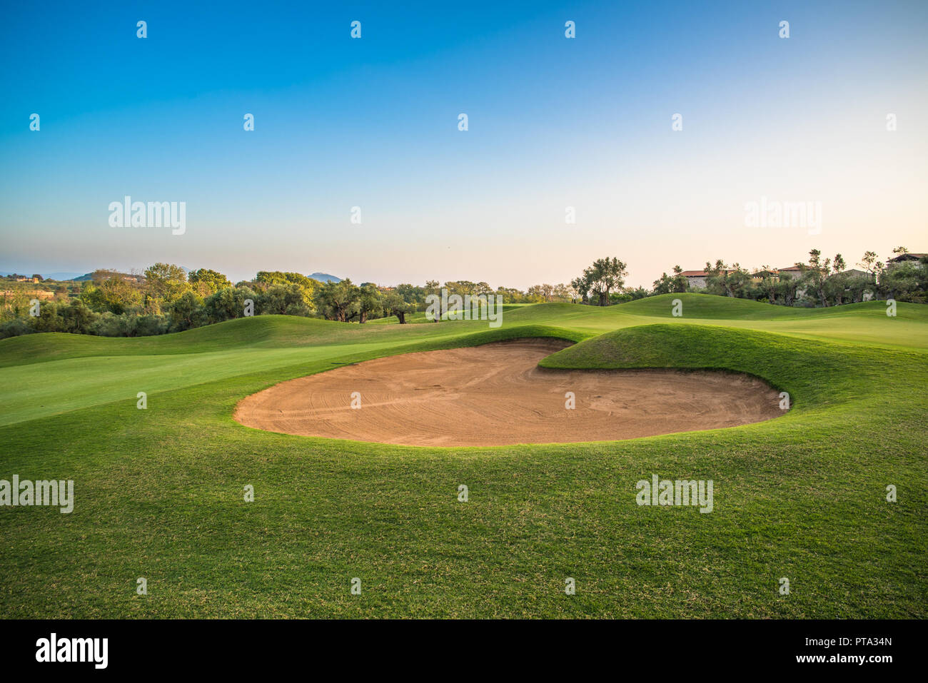 Forma di cuore bunker di sabbia sul verde del campo da golf. Foto Stock