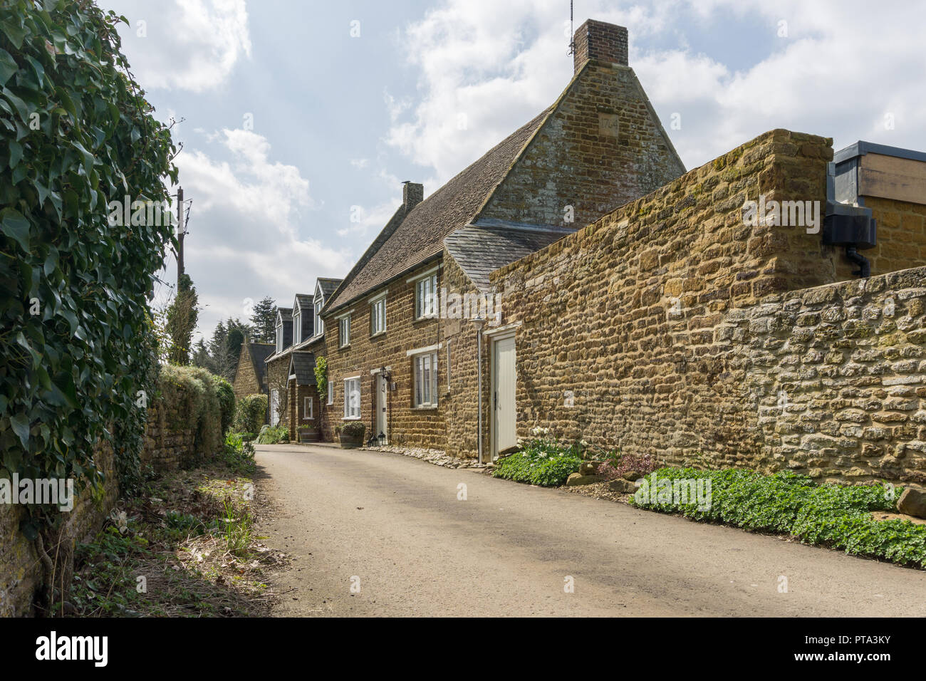 Una fila di tradizionali cottage in pietra nel villaggio di vecchi, Northamptonshire, Regno Unito Foto Stock