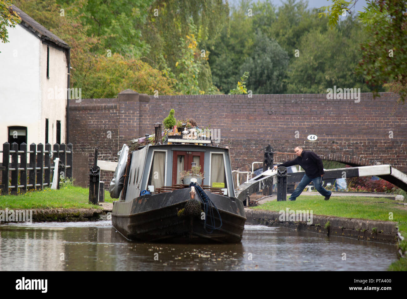 Il Coventry canal in Atherstone, North Warwickshire, Inghilterra. Un blocco vicino a Holly Lane road bridge. Foto Stock