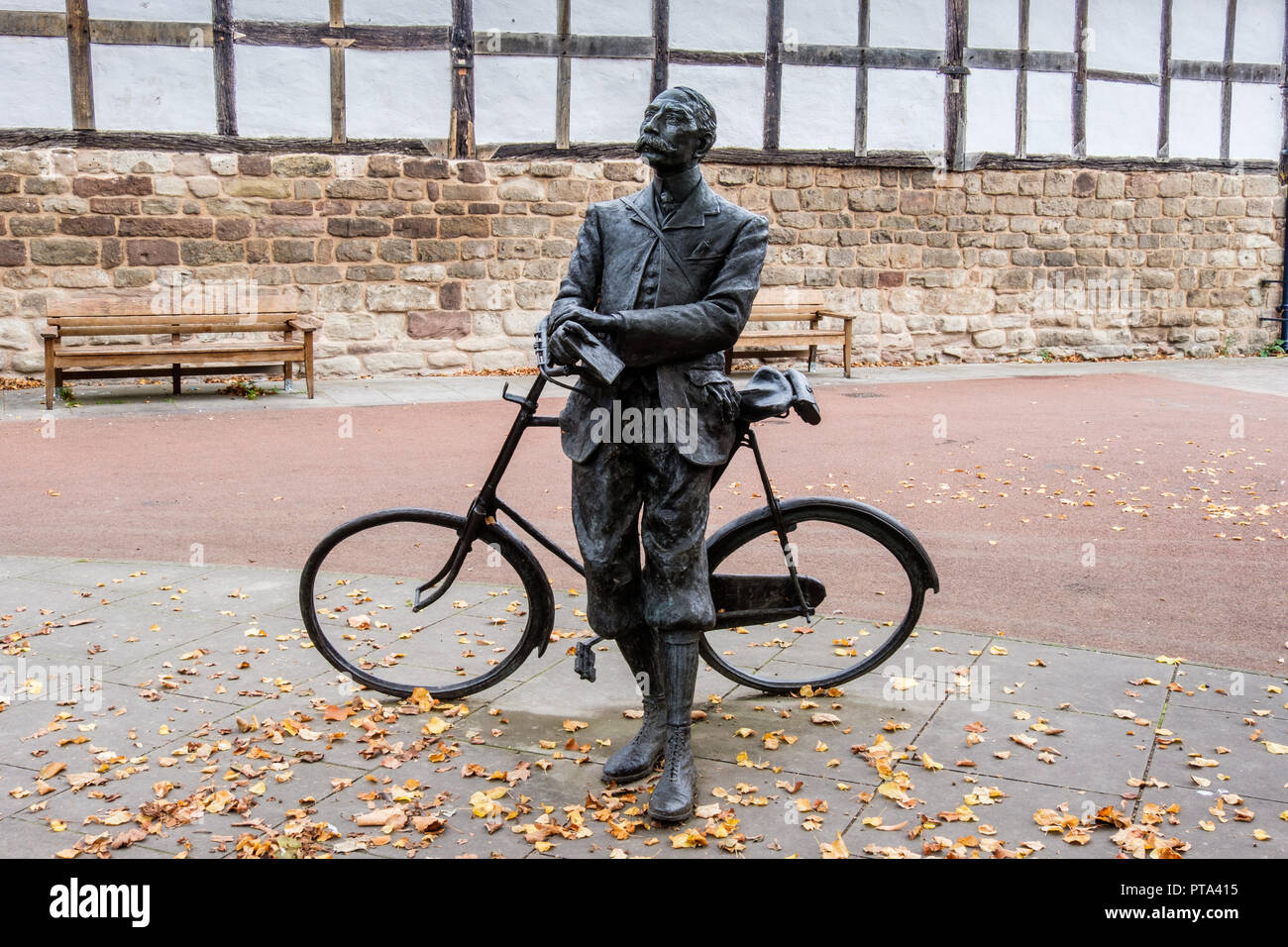 Elgar statua nella motivazione della Cattedrale di Hereford, Hereford, Herefordshire Foto Stock