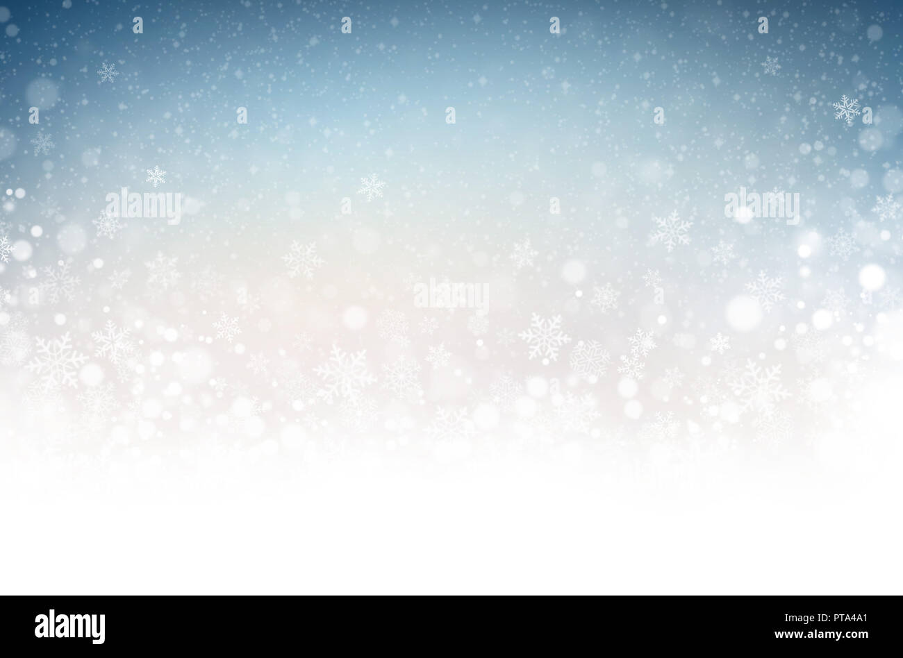 I fiocchi di neve e neve in un freddo blu Sfondo Inverno Foto Stock