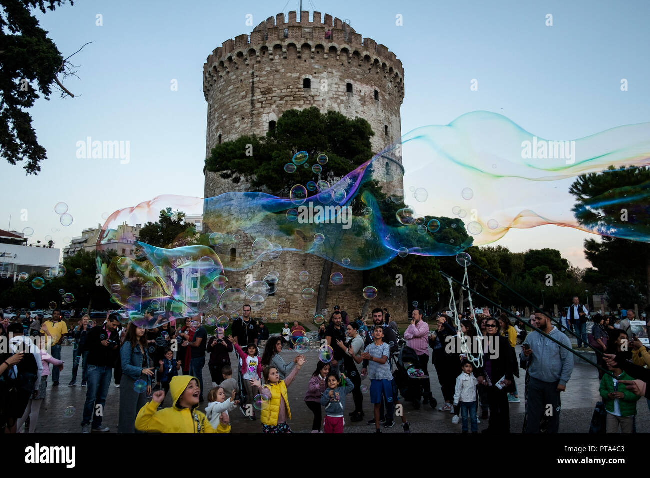 Domenica pomeriggio a Salonicco e la passeggiata sul lungomare, Grecia il 7 ottobre 2018. Foto Stock