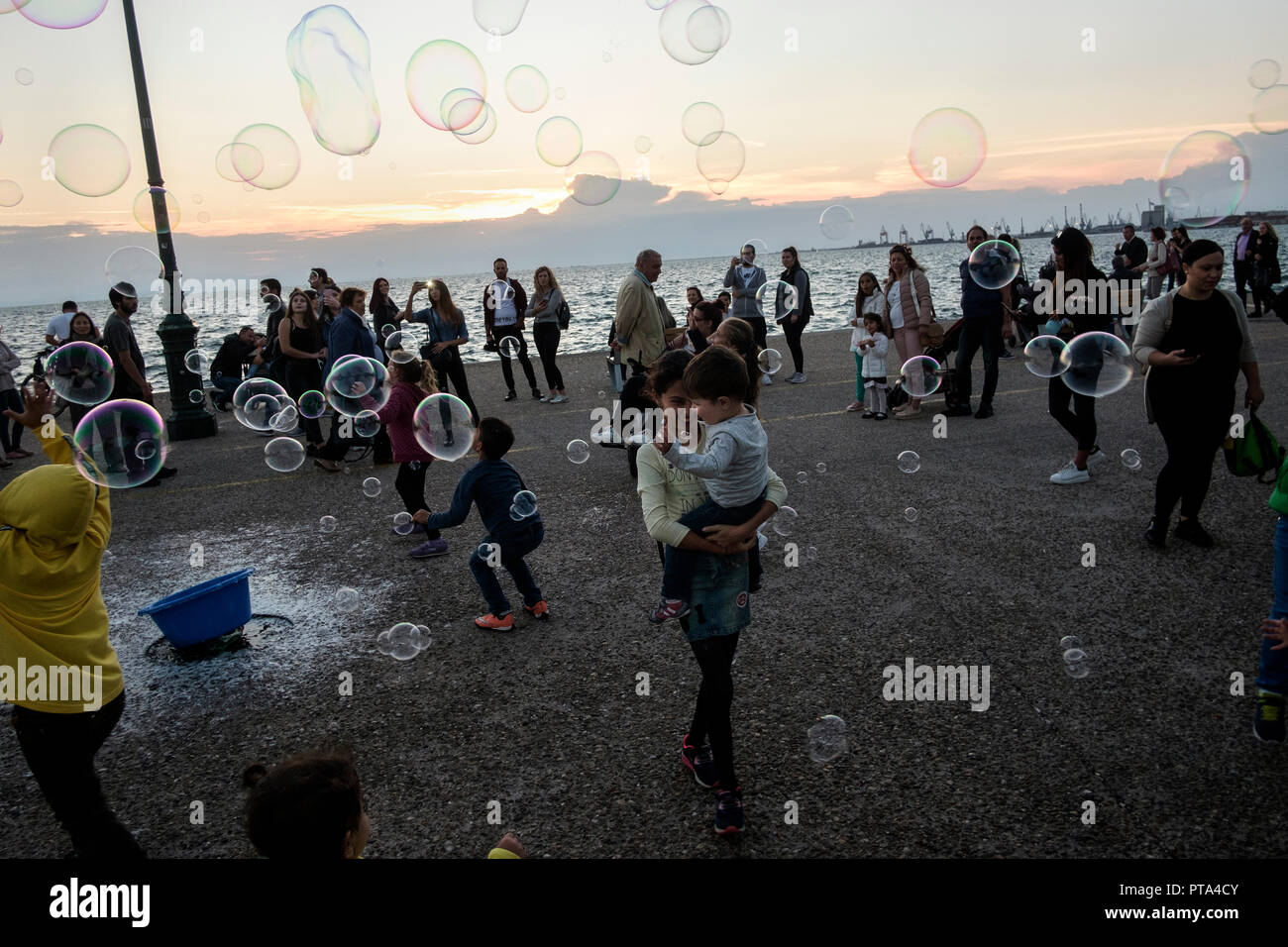 Domenica pomeriggio a Salonicco e la passeggiata sul lungomare, Grecia il 7 ottobre 2018. Foto Stock