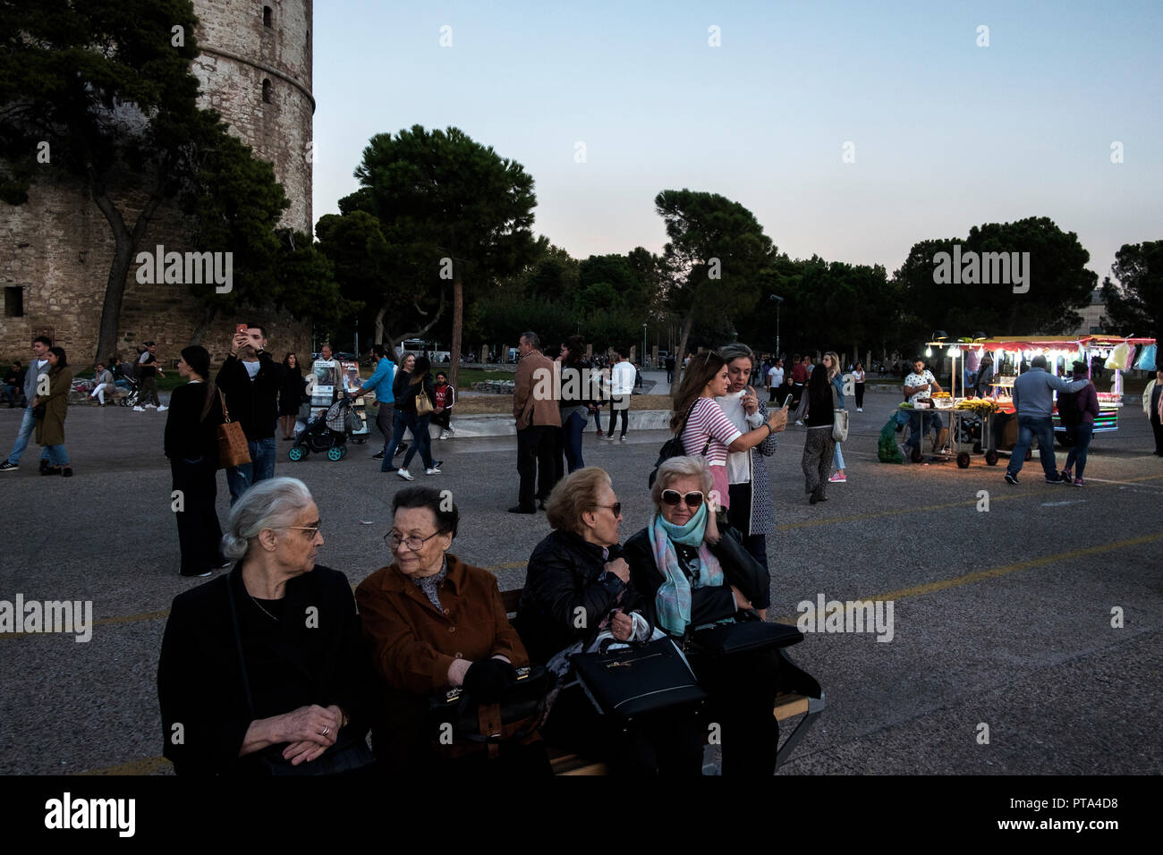 Domenica pomeriggio a Salonicco e la passeggiata sul lungomare, Grecia il 7 ottobre 2018. Foto Stock