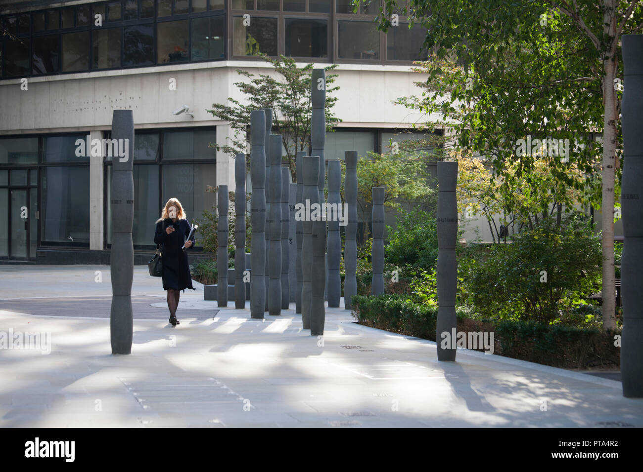 Scrofetta di Caino scultura è stata la collaborazione tra scultore Michael Visocchi e poeta Lemn Sissay, Fen corte, City of London Foto Stock