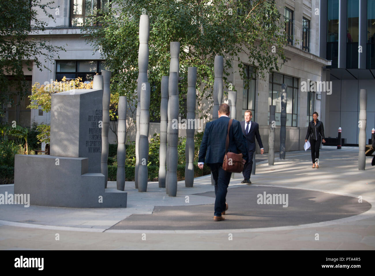Scrofetta di Caino scultura è stata la collaborazione tra scultore Michael Visocchi e poeta Lemn Sissay, Fen corte, City of London Foto Stock