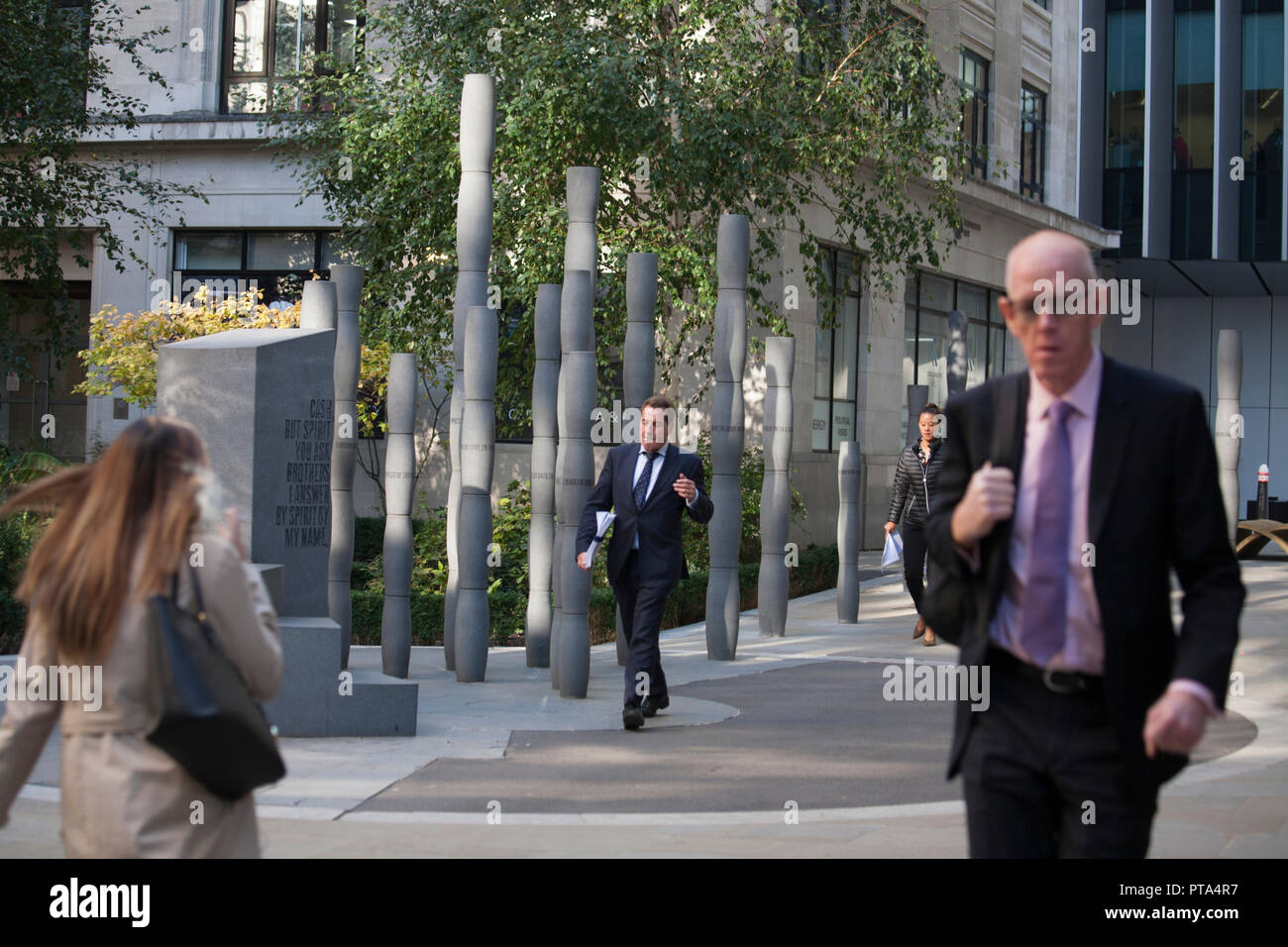 Scrofetta di Caino scultura è stata la collaborazione tra scultore Michael Visocchi e poeta Lemn Sissay, Fen corte, City of London Foto Stock