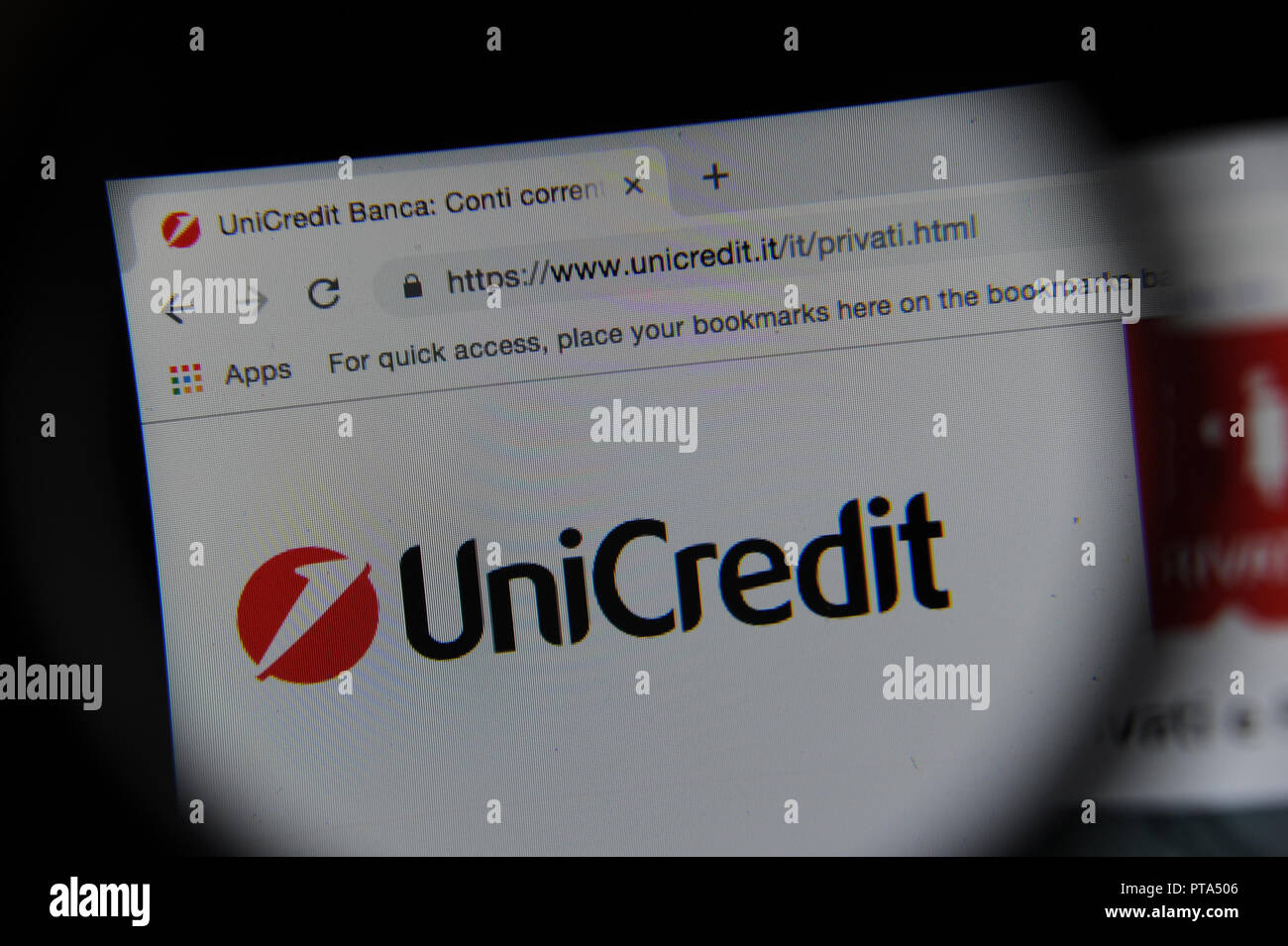 Sito web di UniCredit visto attraverso una lente di ingrandimento Foto Stock