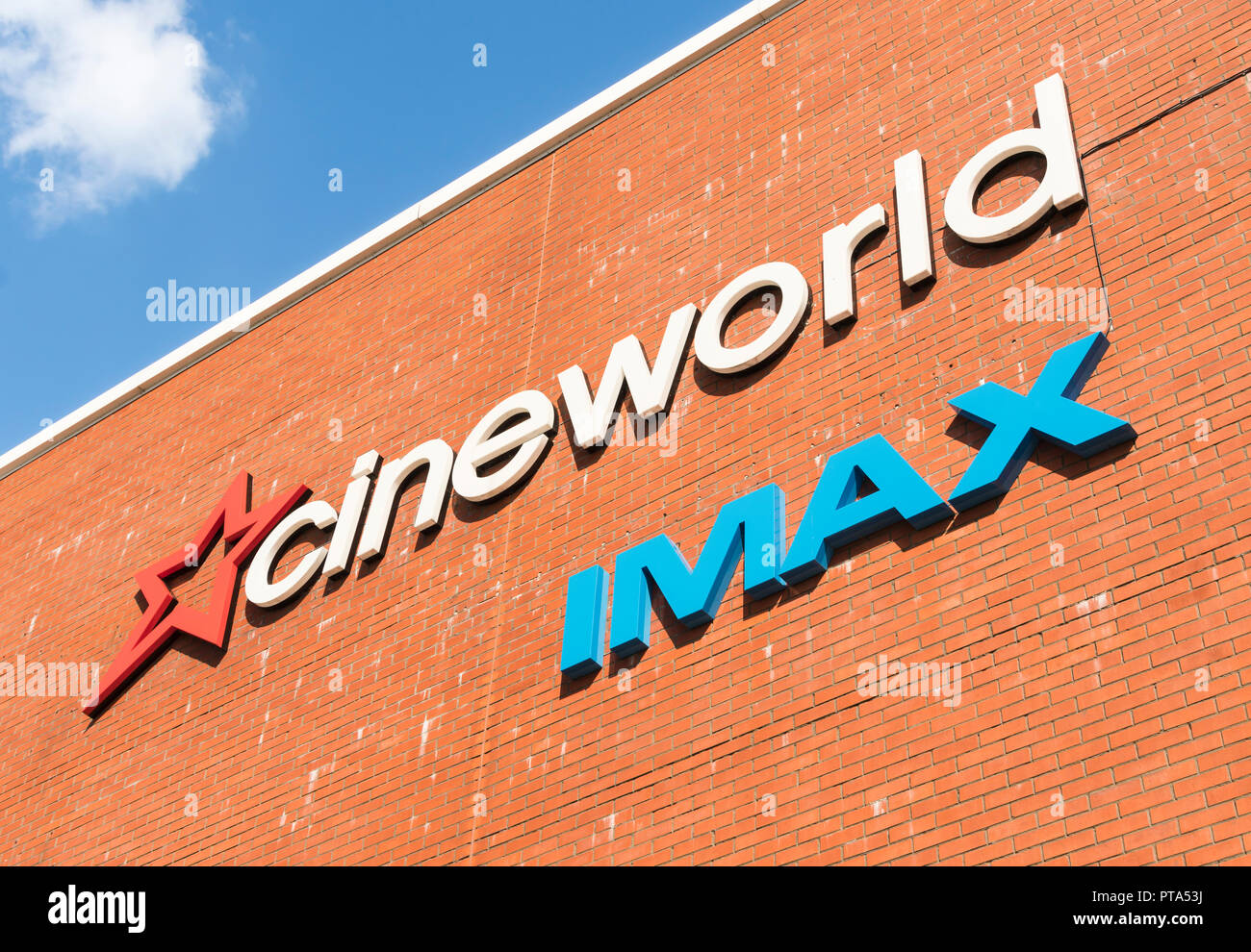 Cineworld cinema Imax segno sul lato di un alto edificio in mattoni parete in Inghilterra, Regno Unito. Foto Stock