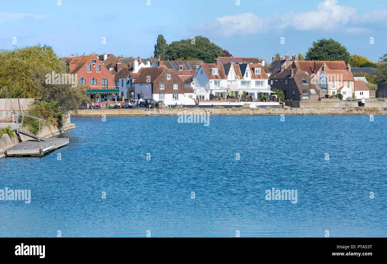 Vista della città inglese di Emsworth attraverso pantofola Mill Pond in autunno a Peschici, Hampshire, Inghilterra, Regno Unito. Foto Stock