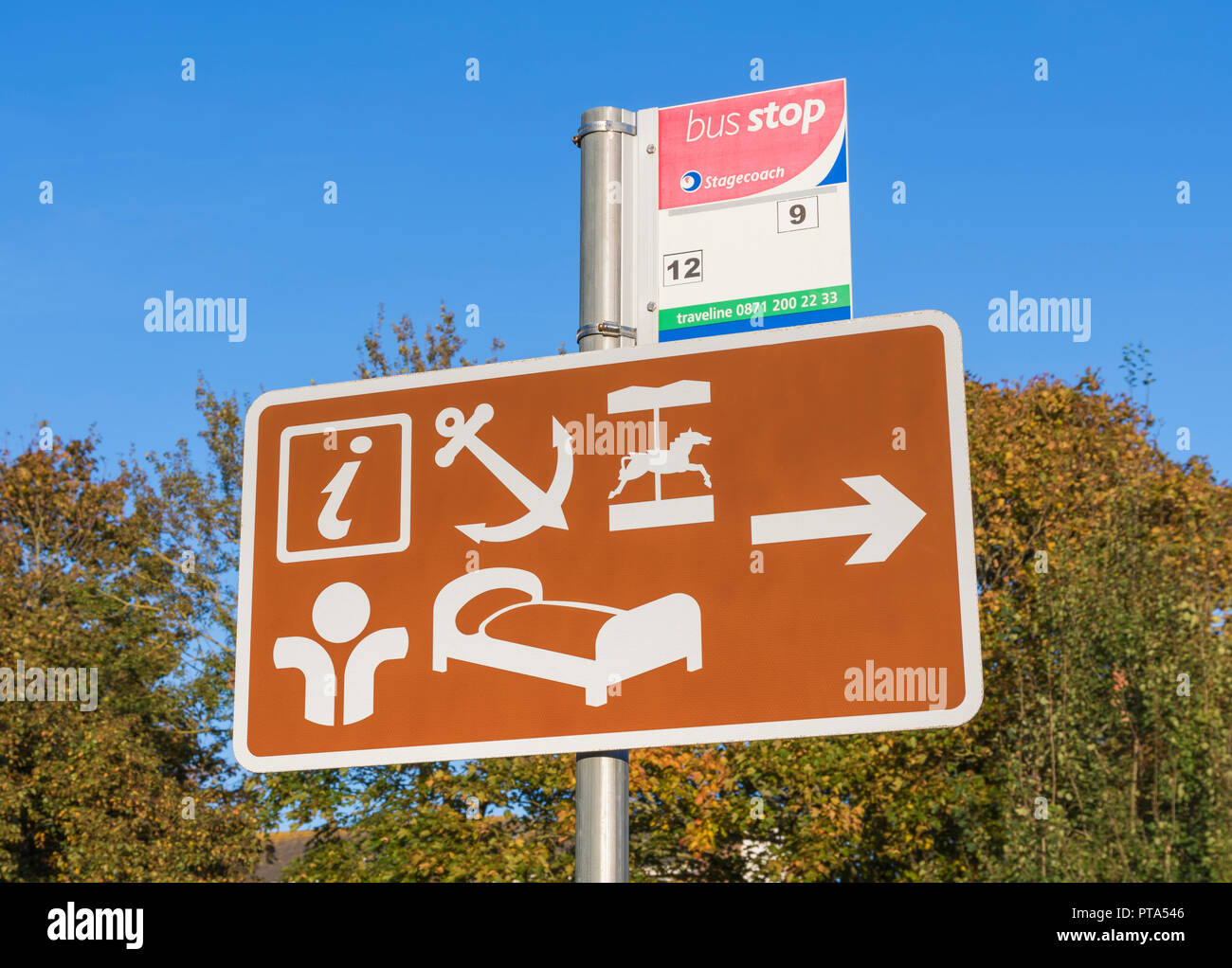Marrone informazioni turistiche sign in una cittadina britannica con le indicazioni per le destinazioni locali per turisti, in Inghilterra, Regno Unito. Città Info sign UK. Foto Stock