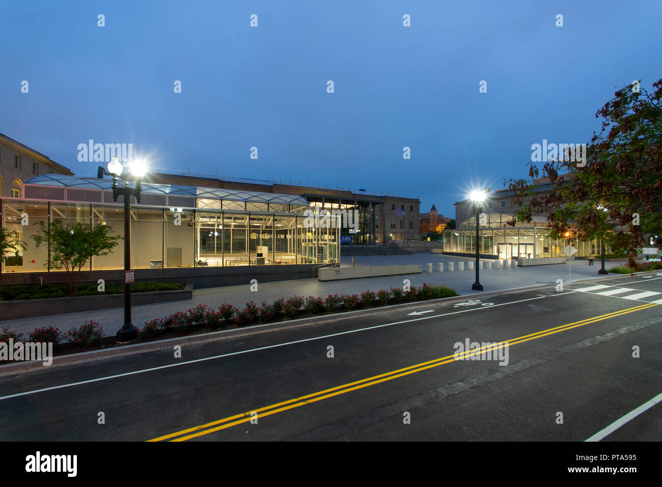 Stati Uniti d'America di Washington DC Legge Nazionale Museo di esecuzione accanto al diritto nazionale i funzionari di polizia Memorial esterno notte Foto Stock