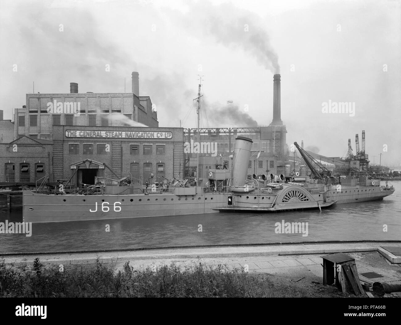 Battello a vapore sotto le armi, Deptford Creek, Londra, 1940. Creatore: Larkin Bros. Foto Stock