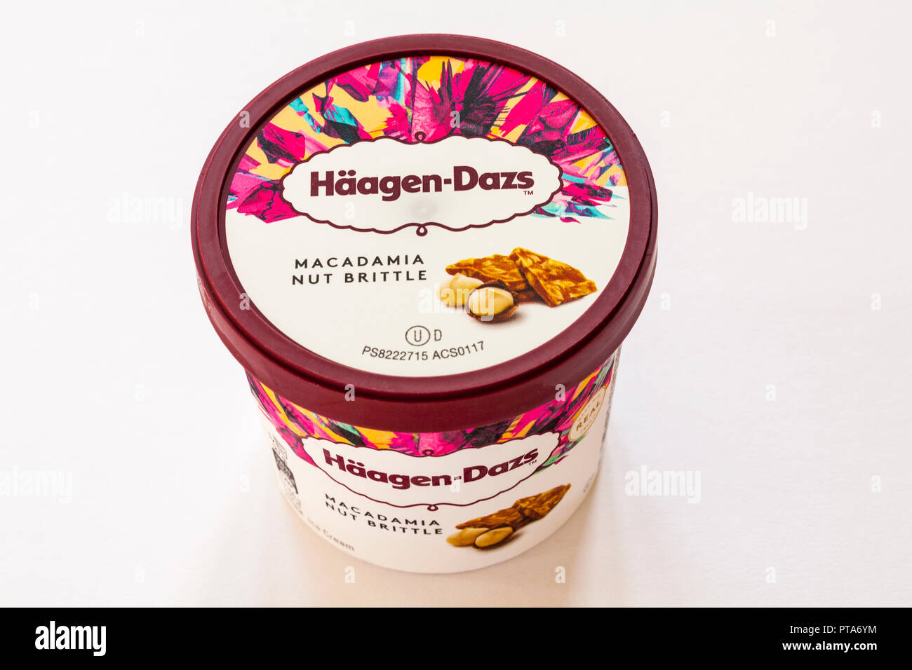 Vasca di Haagen-Dazs noce Macadamia fragile gelato, parte della nuova collezione di vaniglia mini tazze isolati su sfondo bianco Foto Stock