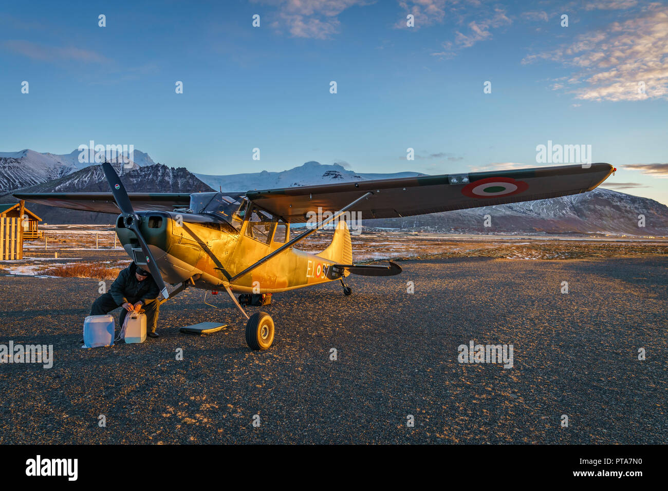 Pilota di piccola elica aereo al tramonto, Islanda Foto Stock