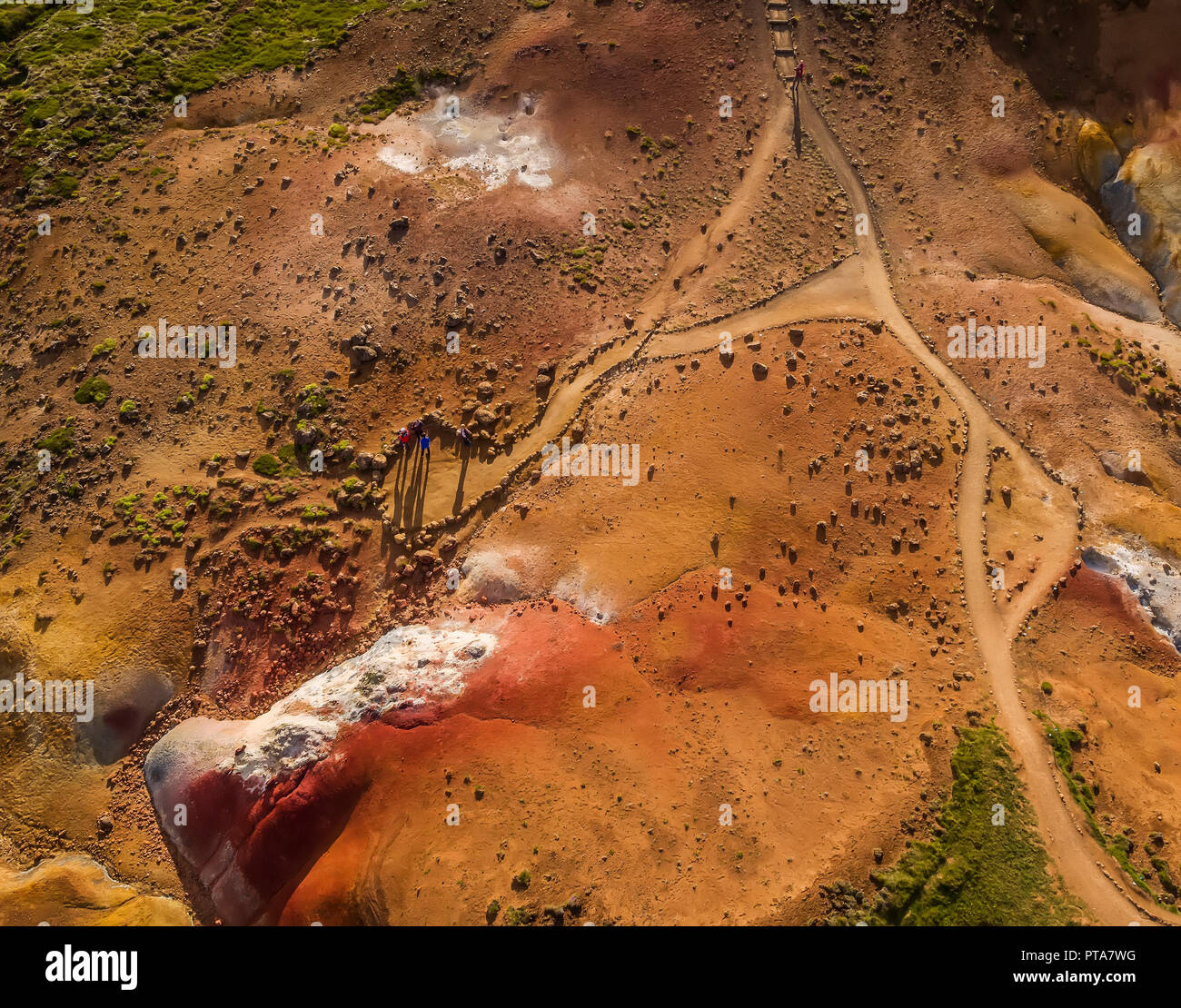 Seltun, area geotermica, Krysuvik Islanda Seltun è un area geotermale gorgogliamento con sorgenti di acqua calda, pentole di fango vulcanico e bocchette o solfatare. Un breve dr Foto Stock