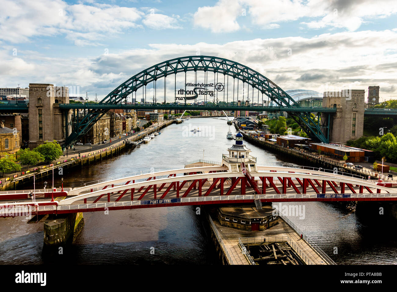 Newcastle upon Tyne, Regno Unito - 27 agosto 2018: Tyne Bridge lungo il Fiume Tyne, architettonico distintivo con close-up e dettagli di architettura circostante Foto Stock