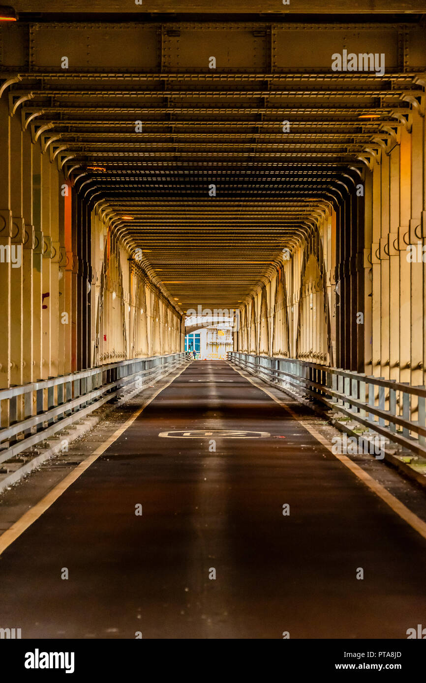 Newcastle upon Tyne, Inghilterra / Regno Unito - Agosto 27 2018: interni di alto livello del ponte lungo il Fiume Tyne Foto Stock