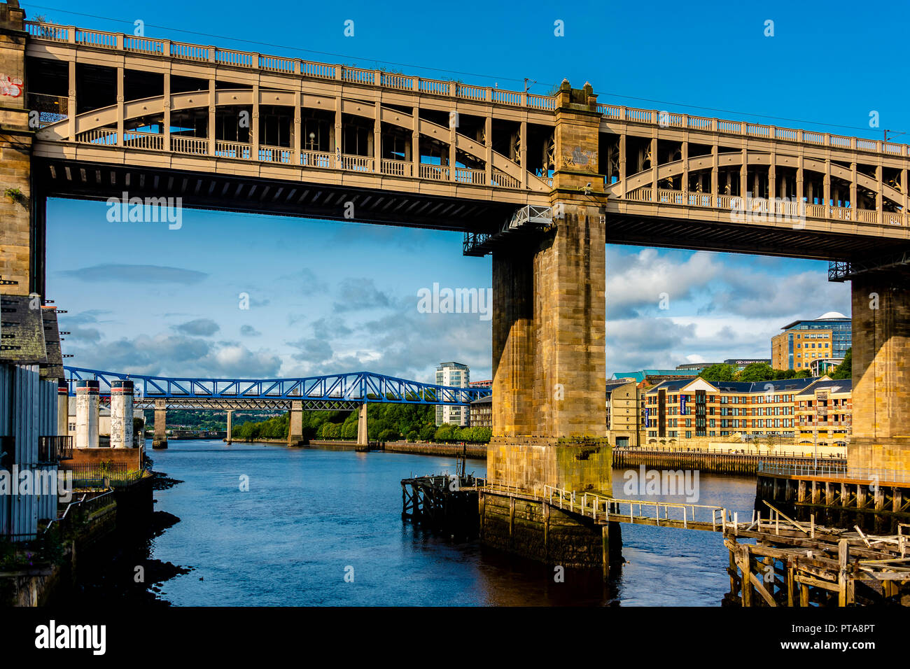 Newcastle upon Tyne, Inghilterra / Regno Unito - Agosto 27 2018: alto livello Bridge Road e ponte ferroviario lungo il Fiume Tyne Foto Stock