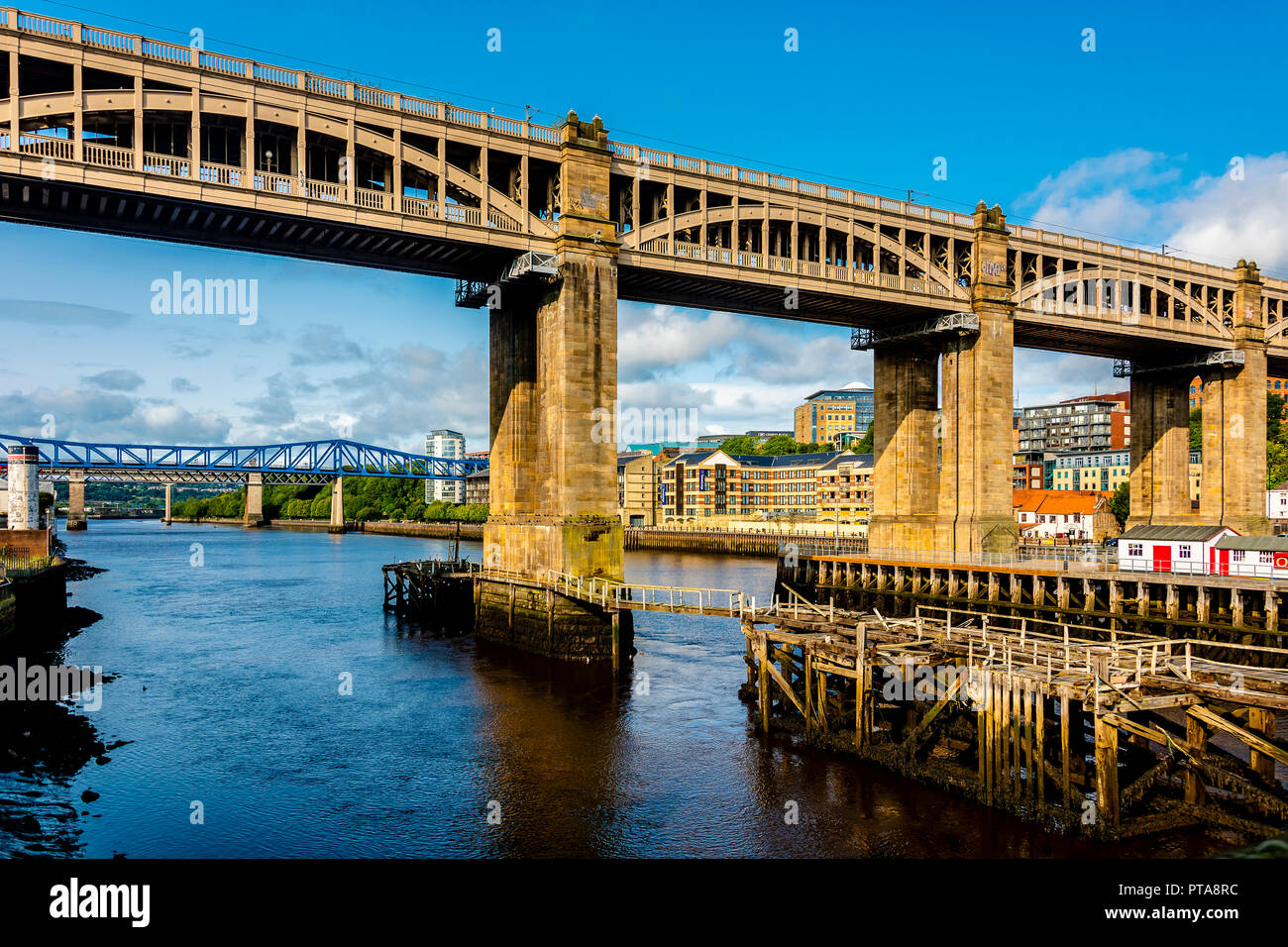 Newcastle upon Tyne, Inghilterra / Regno Unito - Agosto 27 2018: alto livello Bridge Road e ponte ferroviario lungo il Fiume Tyne Foto Stock