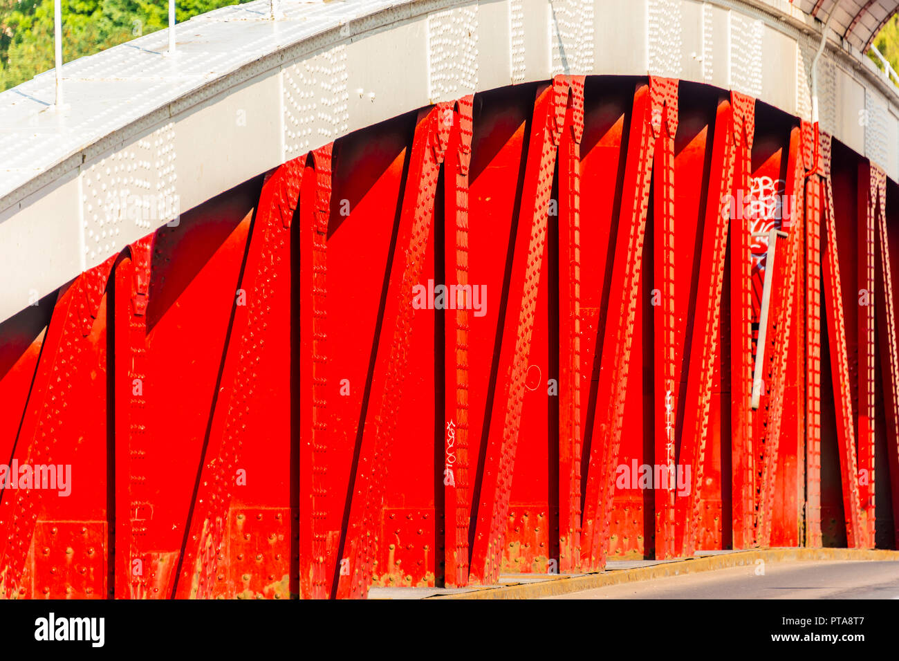 Newcastle upon Tyne, Inghilterra / Regno Unito - Agosto 27 2018: Oscillazione idraulica ponte bridge spanning sul fiume Tyne dettagli architettonici Foto Stock