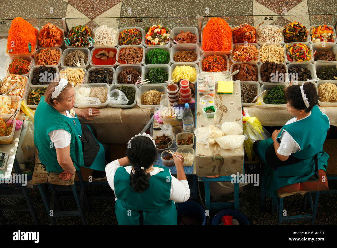 Il Kazakistan; Almaty, Green Market, cibo, persone; Foto Stock