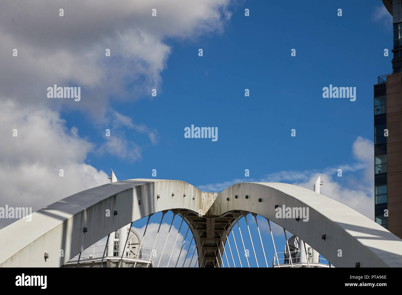 Vista astratta del ponte di Lowry, Salford Quays, Greater Manchester, Regno Unito Foto Stock