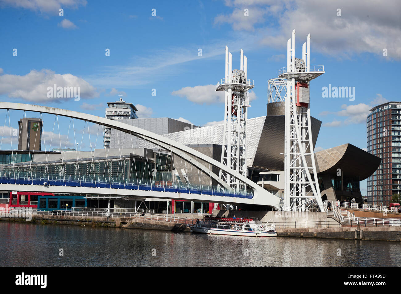 Una vista del Ponte di Lowry, Salford Quays, Greater Manchester, Regno Unito Foto Stock