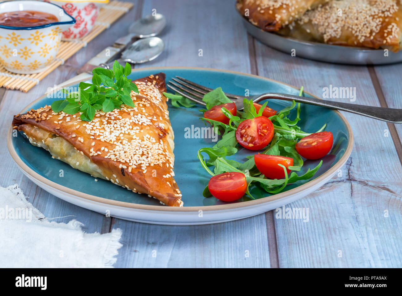 Pollo gigante samosas con chutney di mango e insalata fresca e cosparsi di semi di sesamo Foto Stock