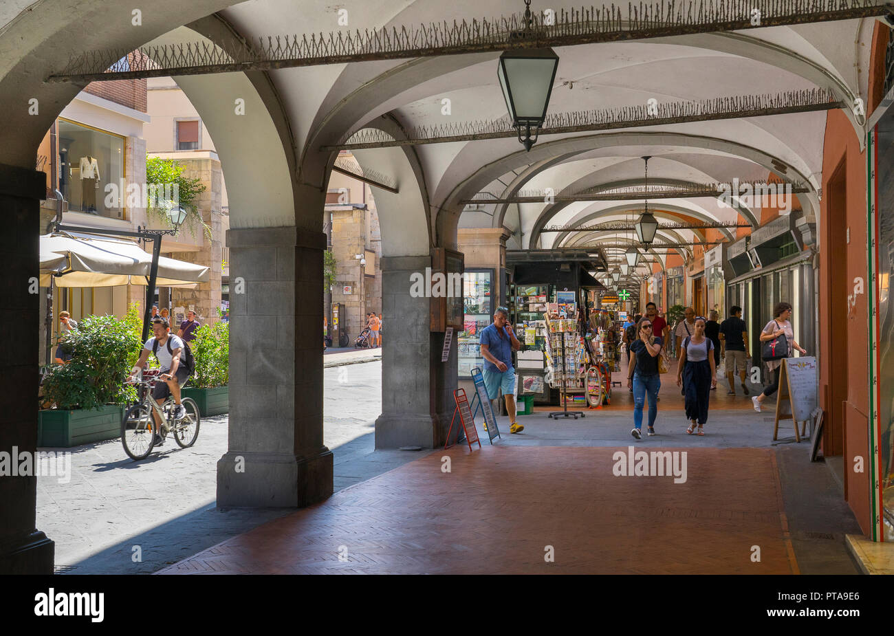 Acquirenti nei colonnati in borgo stretto quartiere storico di Pisa,Toscana,l'Italia,l'Europa Foto Stock