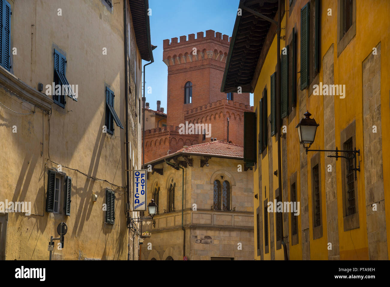 Scena di strada nel quartiere storico con torre nel centro storico di Pisa,Toscana,l'Italia,l'Europa Foto Stock