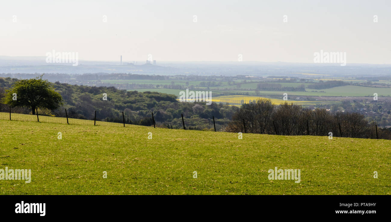La silhouette del camino e torri di raffreddamento di Didcot centrale a carbone a sollevarsi dal terreno coltivabile del paesaggio della campagna Oxfordshire. Foto Stock