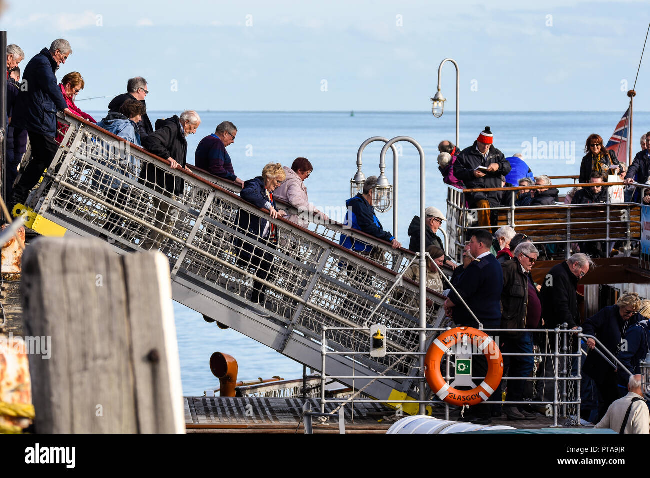 Piroscafo a pale Waverley al molo di Southend sull'estuario del Tamigi con i passeggeri a bordo per una gita turistica sul Tamigi a Londra Foto Stock