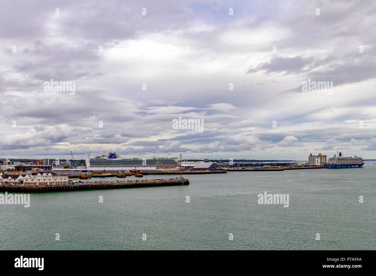 Vista di Southampton acqua mostra il carnevale / P & O Azura e la TUI / Thomson Mein Schiff 4 ormeggiati in porto Foto Stock