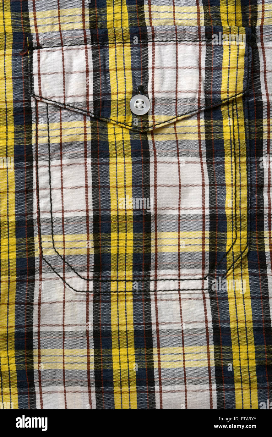 Striped nella tasca della camicia in giallo, bianco e nero - primo piano Foto Stock