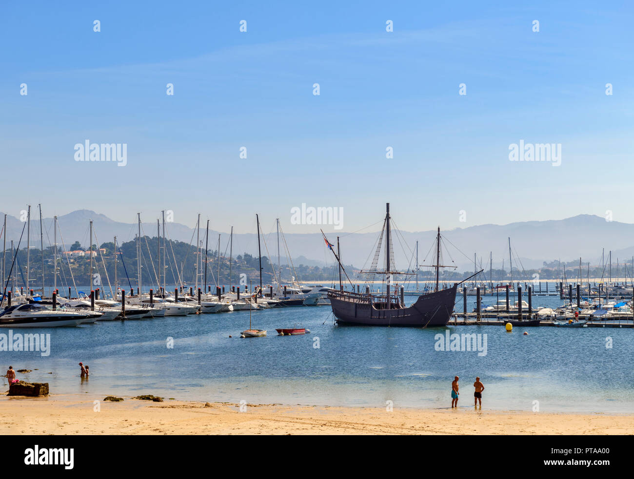 Bayona vicino alla spiaggia e alla marina con la replica ' La Pinta ' in background Foto Stock