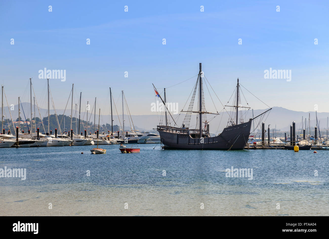 Bayona vicino alla spiaggia e alla marina con la replica ' La Pinta ' in background Foto Stock