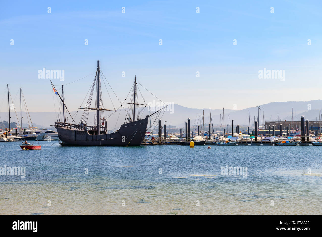 Bayona vicino alla spiaggia e alla marina con la replica ' La Pinta ' in background Foto Stock