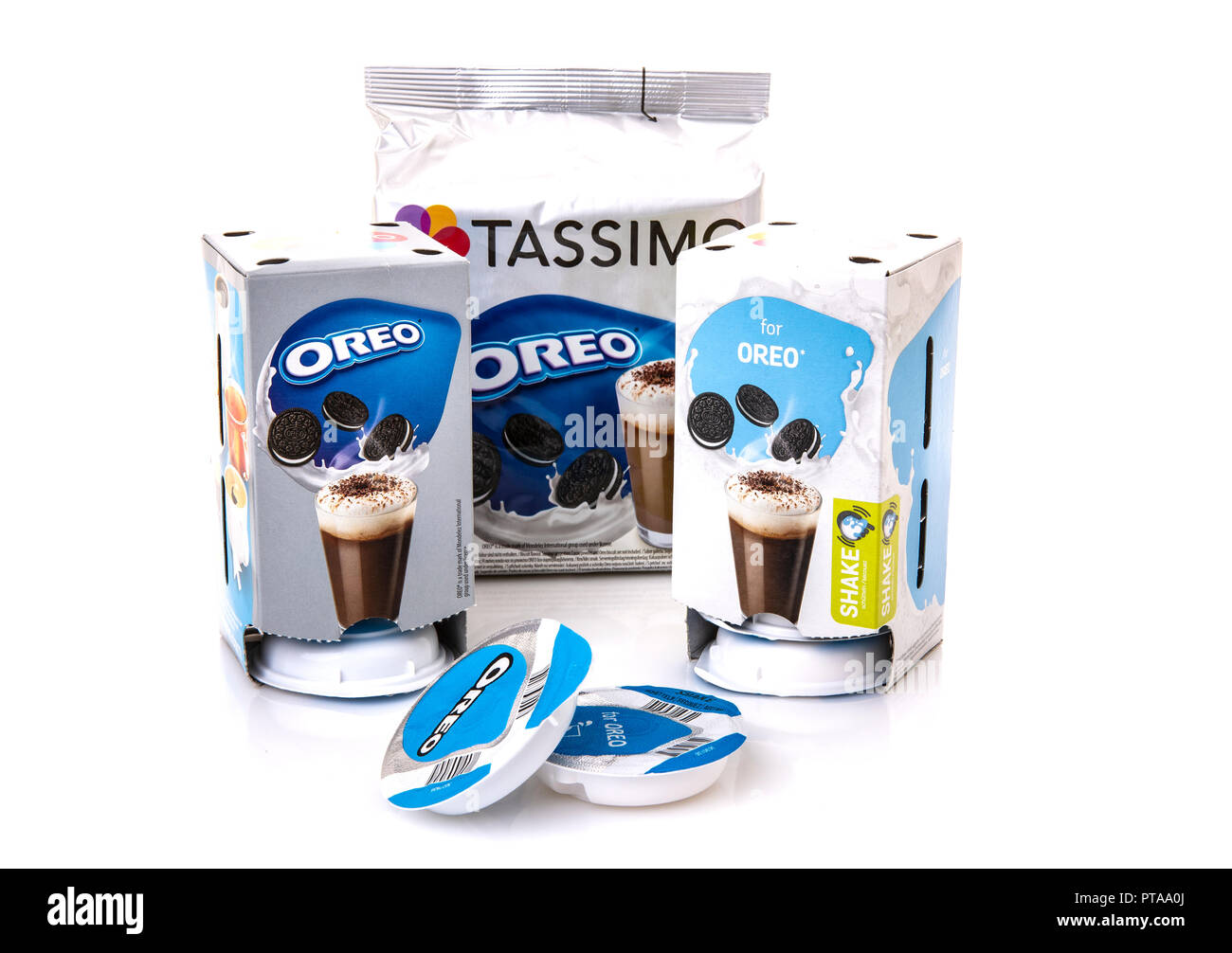 SWINDON, Regno Unito - 8 ottobre 2018: pacchi di Tassimo Hot Chocolate drink baccello su sfondo bianco Foto Stock