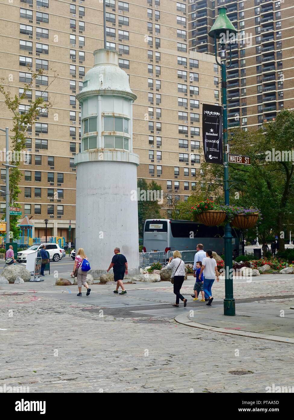Titanic Memorial Lighthouse, ricordandosi dei passeggeri e del personale di bordo che è morto quando la nave ha colpito un iceberg, 15 aprile 1912. State Street, New York, NY, STATI UNITI D'AMERICA Foto Stock