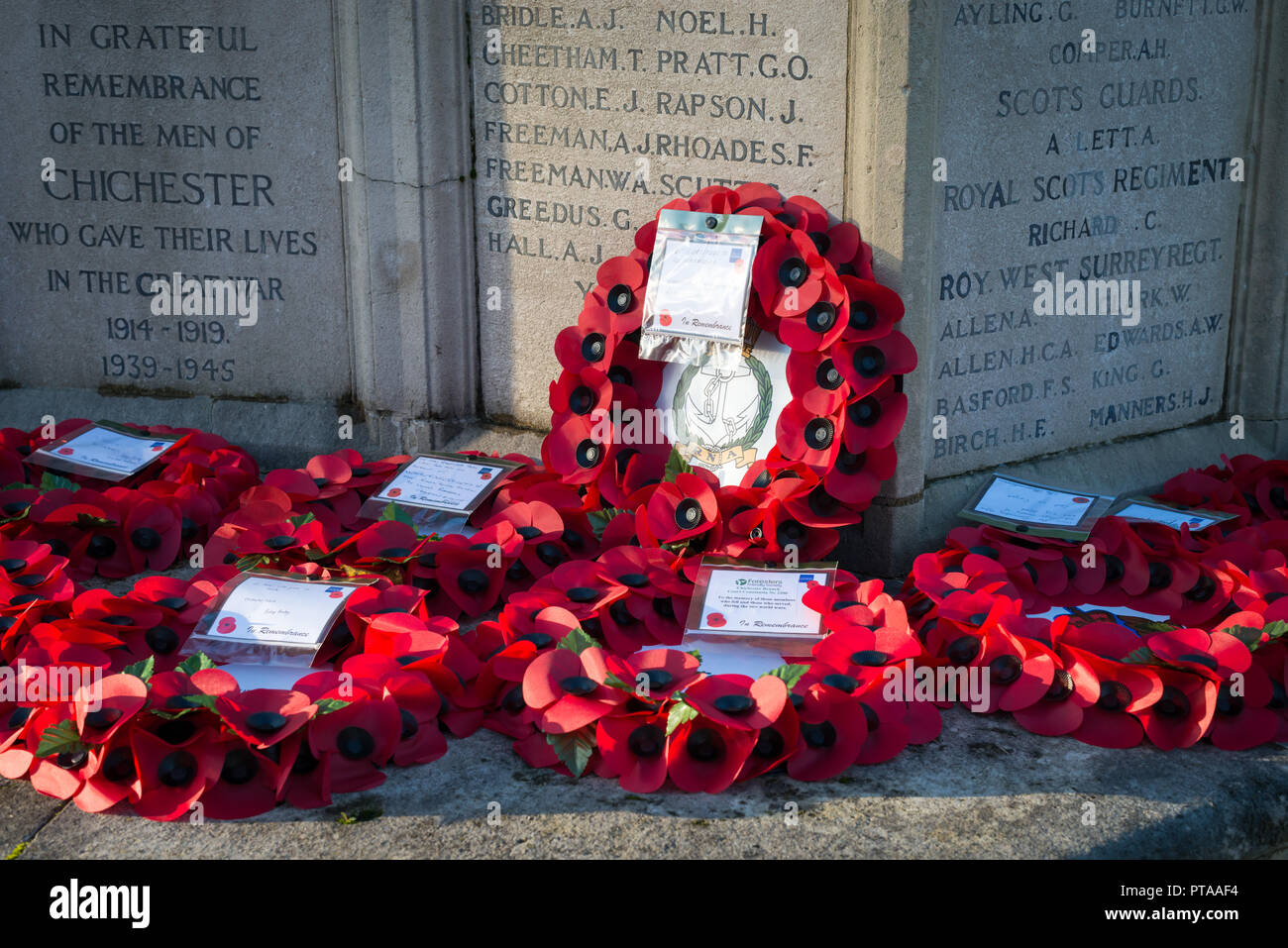 Papavero rosso ghirlande su un memoriale di guerra a Chichester, West Sussex, Regno Unito.​ Foto Stock