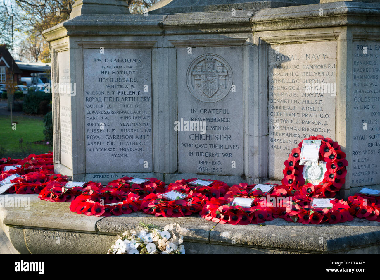 Papavero rosso ghirlande su un memoriale di guerra a Chichester, West Sussex, Regno Unito.​ Foto Stock