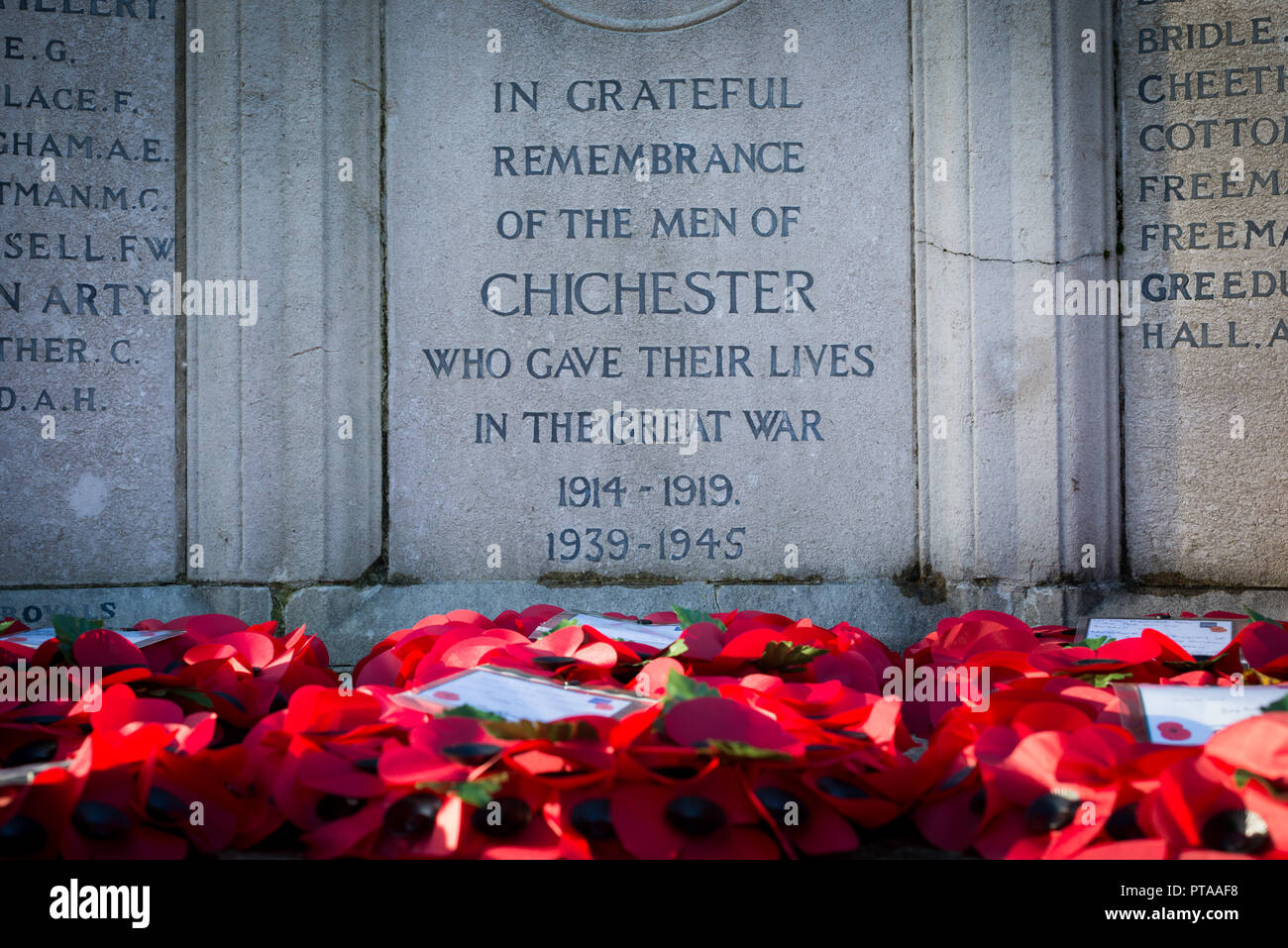 Papavero rosso ghirlande su un memoriale di guerra a Chichester, West Sussex, Regno Unito.​ Foto Stock