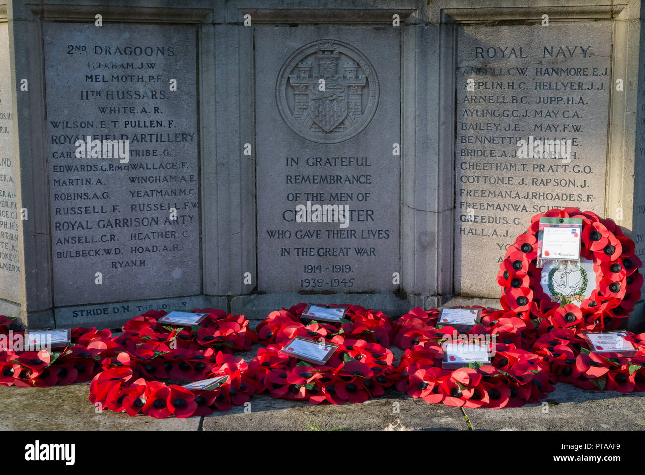 Papavero rosso ghirlande su un memoriale di guerra a Chichester, West Sussex, Regno Unito.​ Foto Stock