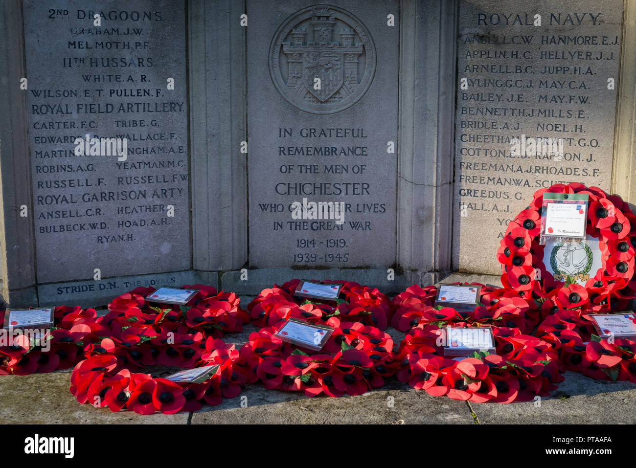 Papavero rosso ghirlande su un memoriale di guerra a Chichester, West Sussex, Regno Unito.​ Foto Stock