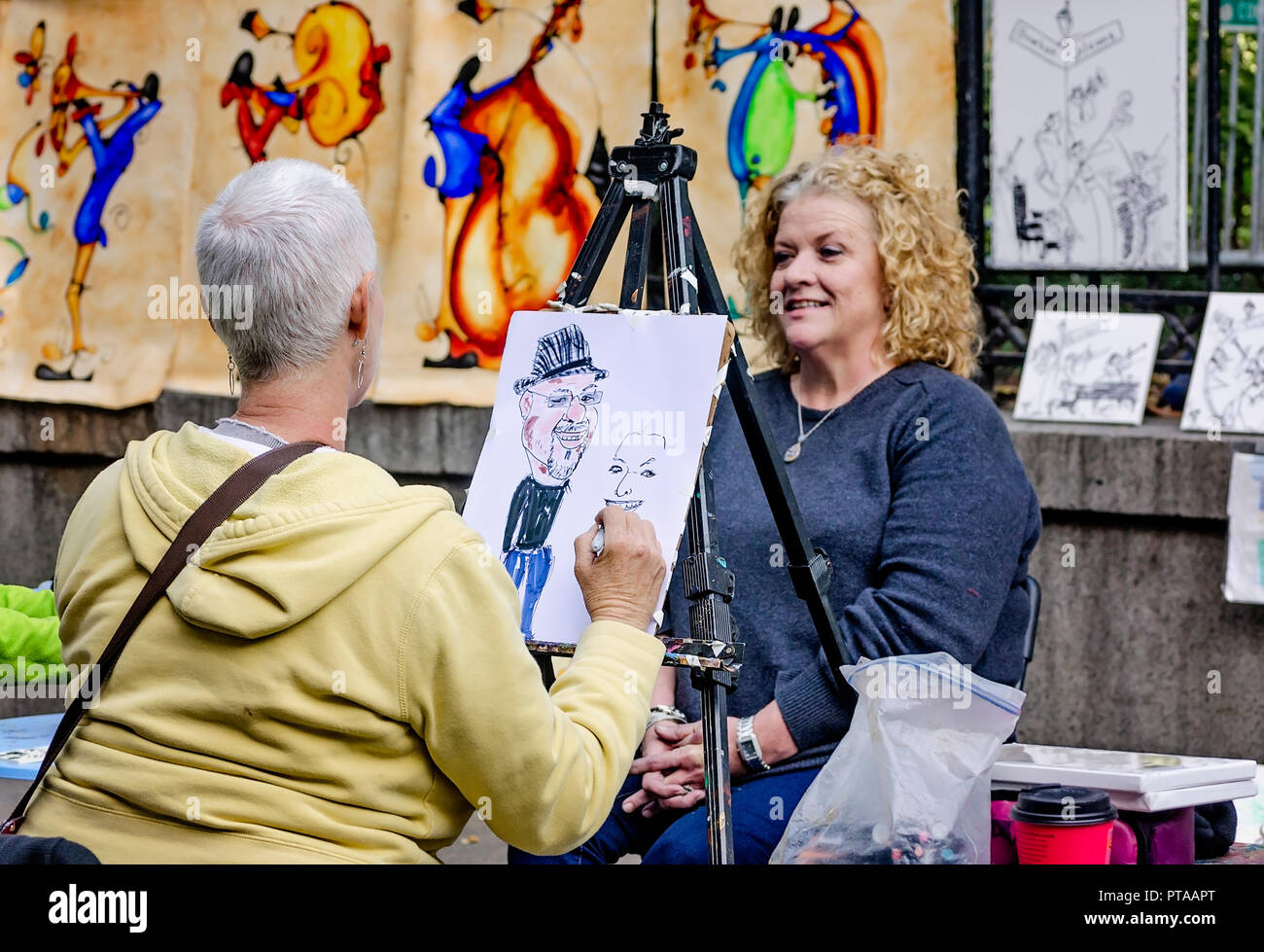 Un artista dipinge un ritratto per un turista in Jackson Square, 11 novembre 2015, a New Orleans, Louisiana. (Foto di Carmen K. Sisson/Cloudybright) Foto Stock