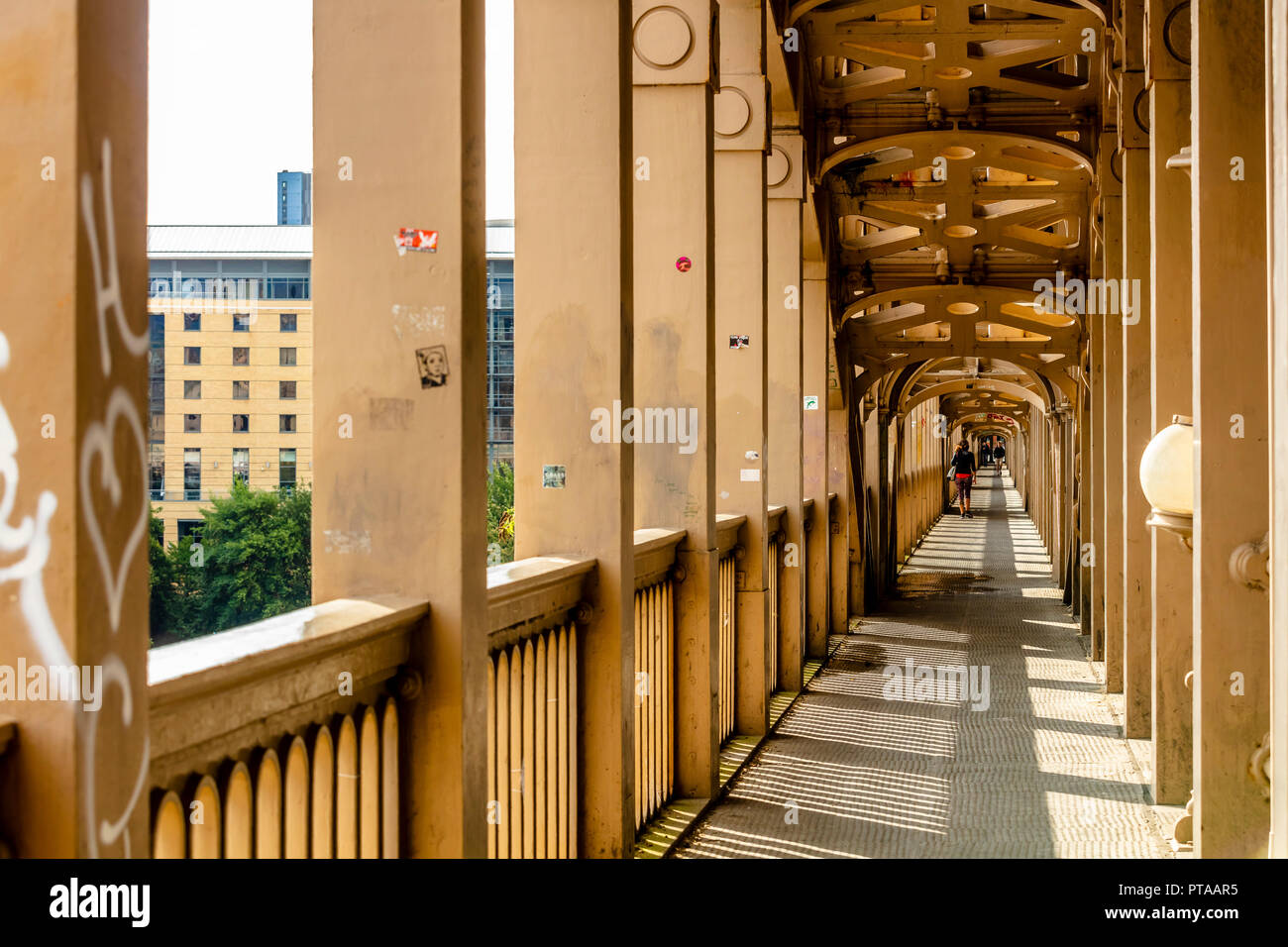 Newcastle upon Tyne, Inghilterra / Regno Unito - Agosto 27 2018: interni di alto livello del ponte lungo il Fiume Tyne Foto Stock