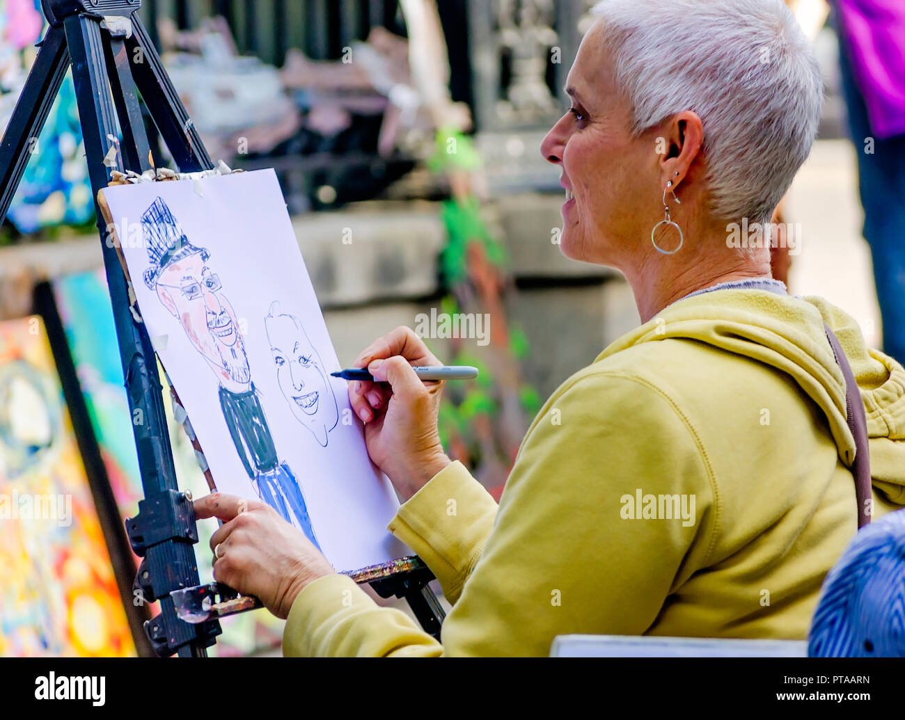 Un artista dipinge un ritratto per un turista in Jackson Square, 11 novembre 2015, a New Orleans, Louisiana. (Foto di Carmen K. Sisson/Cloudybright) Foto Stock