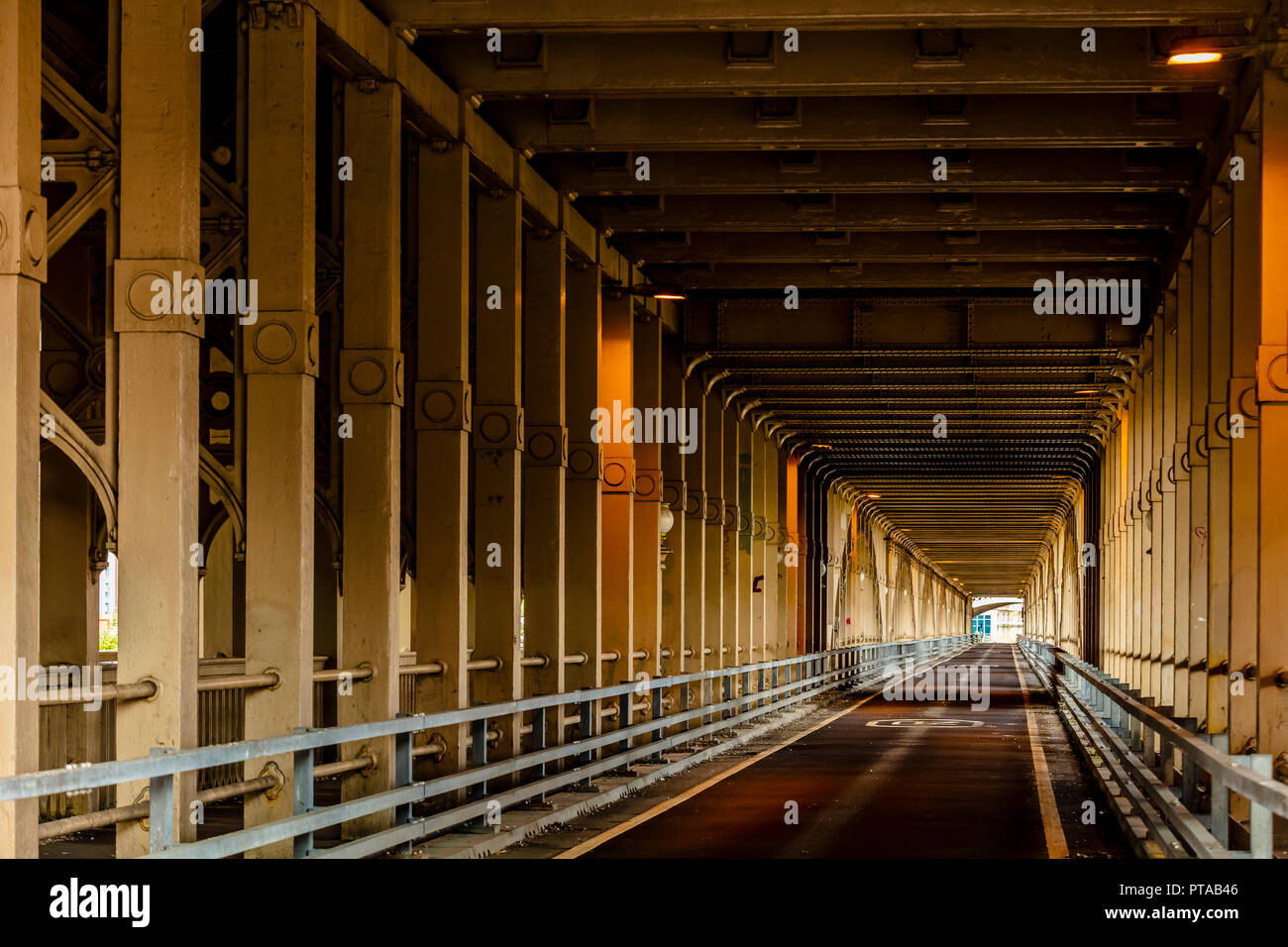 Newcastle upon Tyne, Inghilterra / Regno Unito - Agosto 27 2018: interni di alto livello del ponte lungo il Fiume Tyne Foto Stock