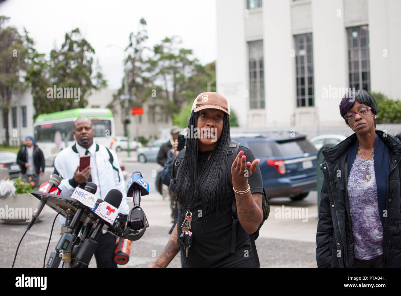 Eliza Anderson, ex locatario presso 2551 San Pablo Ave. dove un incendio ha ucciso quattro persone nel 2017, discute una querela in occasione di una conferenza stampa. Foto Stock